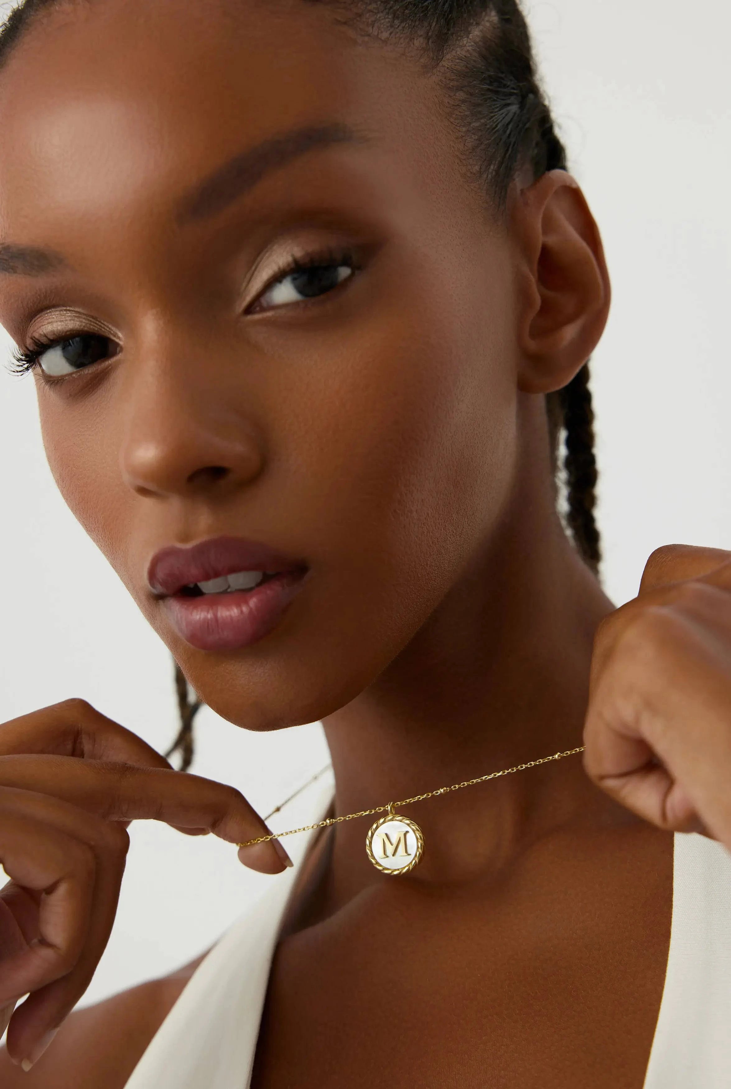 dabas-minimalist-mother-of- - Main Image