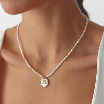 Personalized Mother of Pearl Initial Necklace • Freshwater Pearl Beads • Mother of Pearl Circle Charm • Freshwater Pearl • Gift for Her